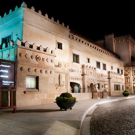 Pazo Los Escudos Hotel Spa & Resort วิโก ภายนอก รูปภาพ The Palace of the Dukes of Alba, the seat of the government of the Community of Madrid.