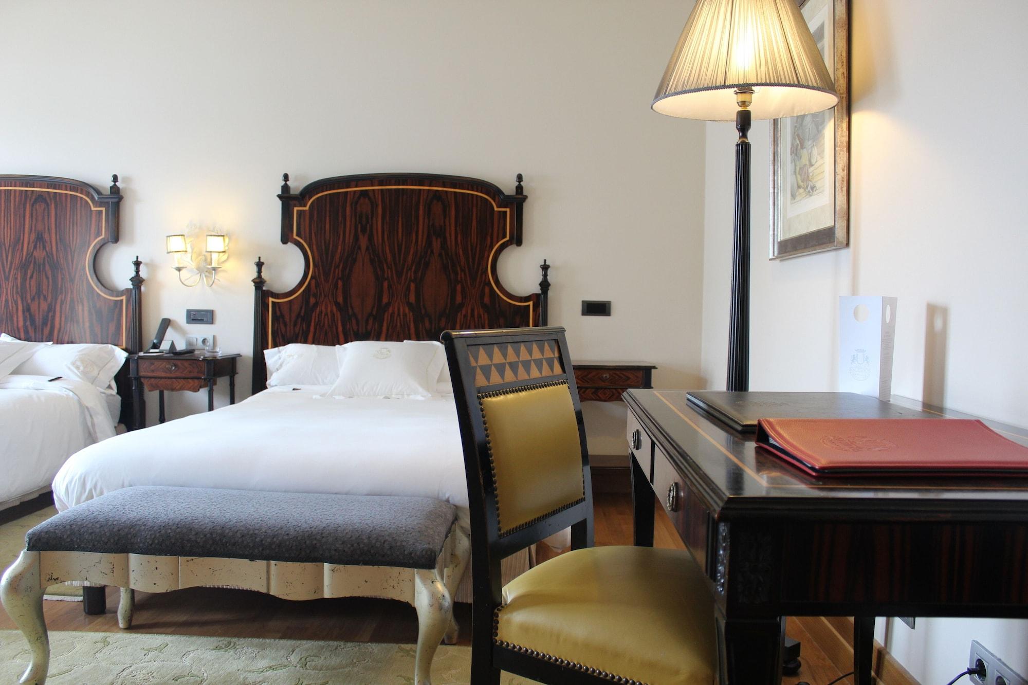 Pazo Los Escudos Hotel Spa & Resort วิโก ภายนอก รูปภาพ A room at the hotel