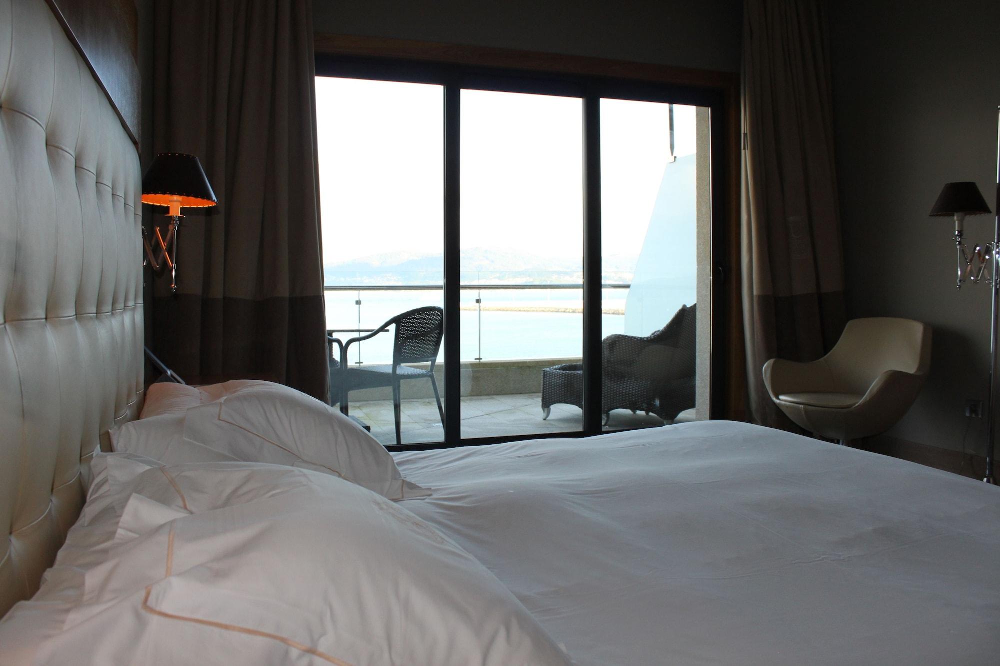 Pazo Los Escudos Hotel Spa & Resort วิโก ภายนอก รูปภาพ A room at the hotel