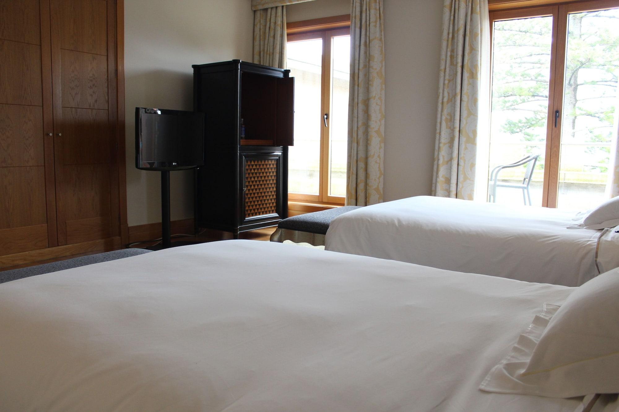 Pazo Los Escudos Hotel Spa & Resort วิโก ภายนอก รูปภาพ A room at the hotel
