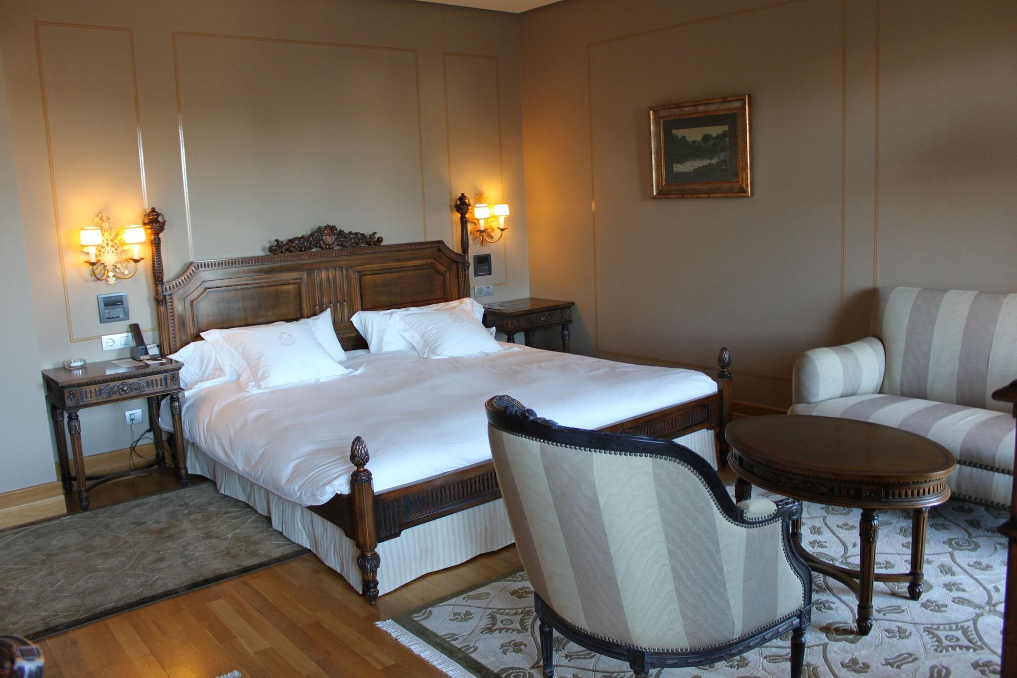 Pazo Los Escudos Hotel Spa & Resort วิโก ภายนอก รูปภาพ A room at the hotel
