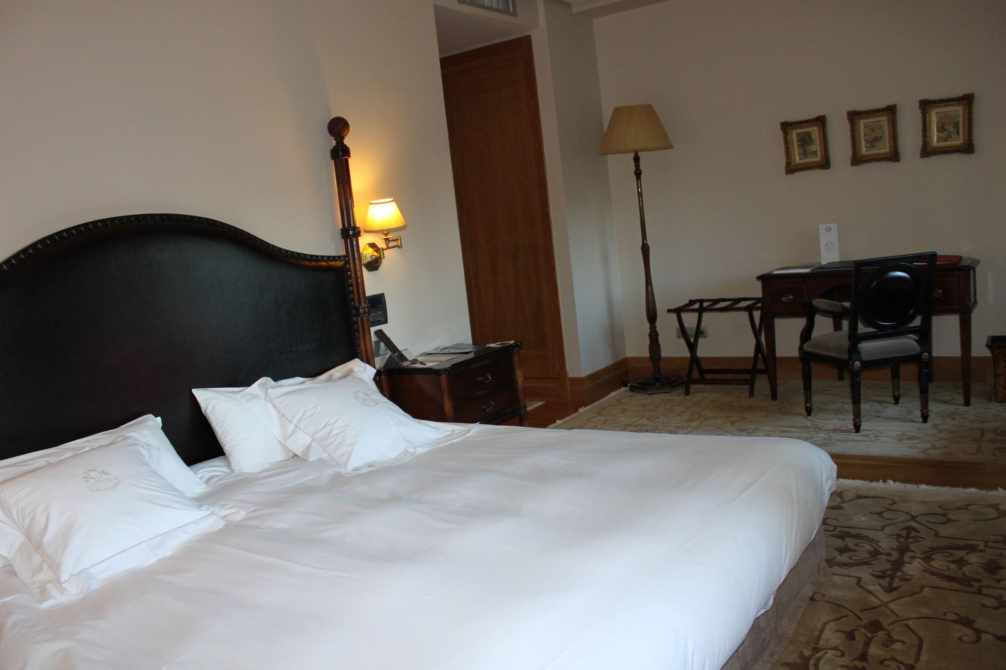 Pazo Los Escudos Hotel Spa & Resort วิโก ภายนอก รูปภาพ A room at the hotel