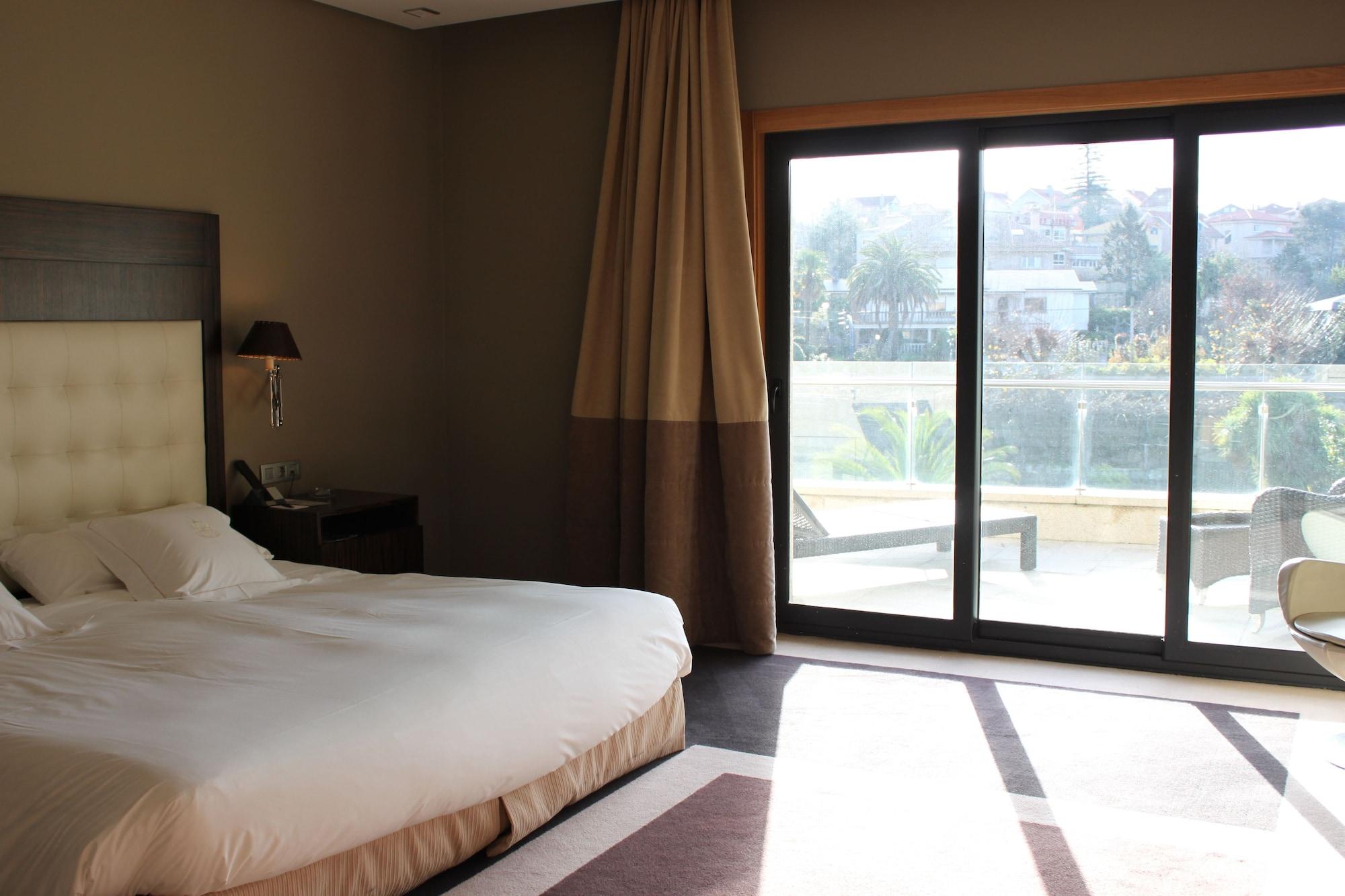 Pazo Los Escudos Hotel Spa & Resort วิโก ภายนอก รูปภาพ A room at the hotel