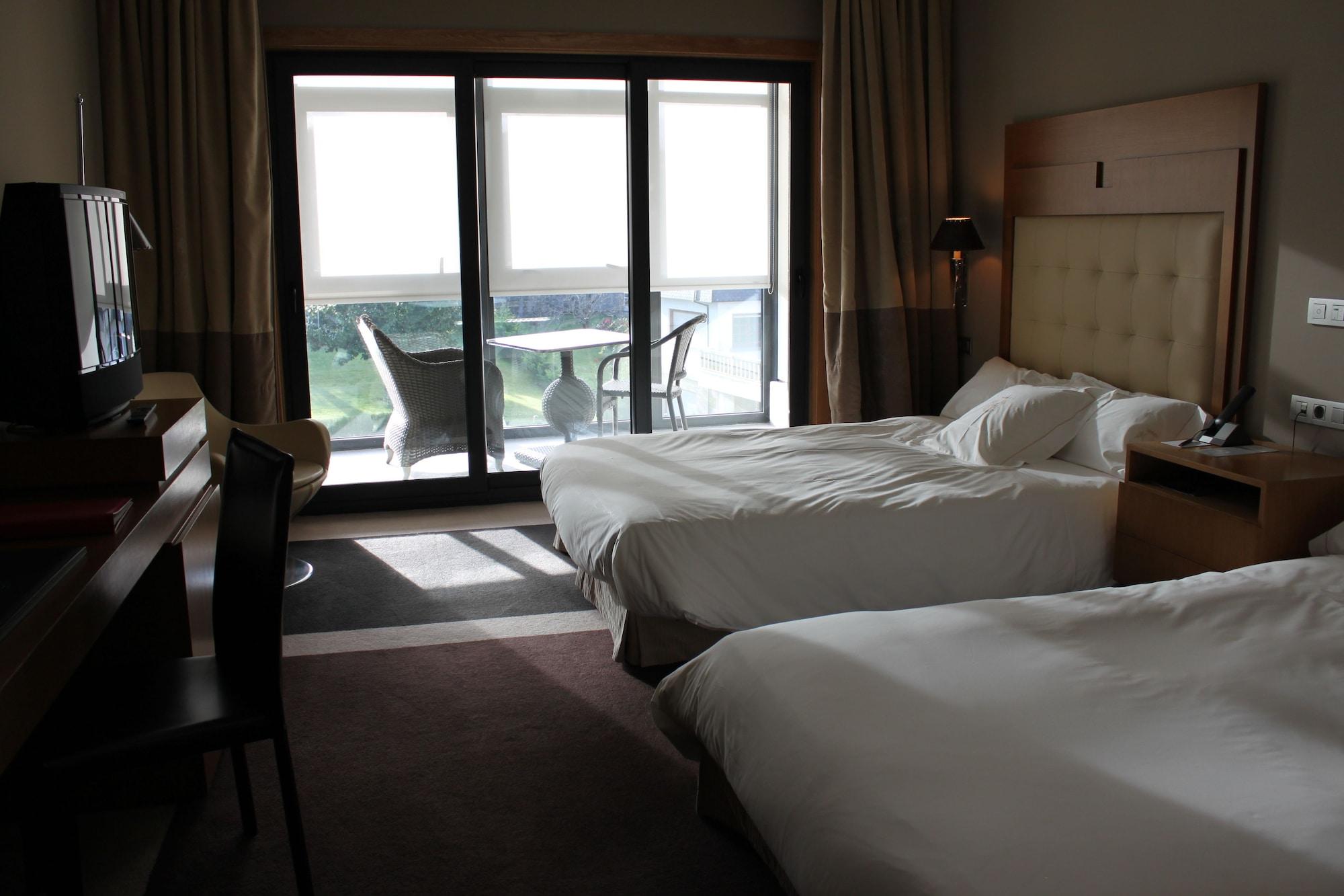 Pazo Los Escudos Hotel Spa & Resort วิโก ภายนอก รูปภาพ A room at the hotel