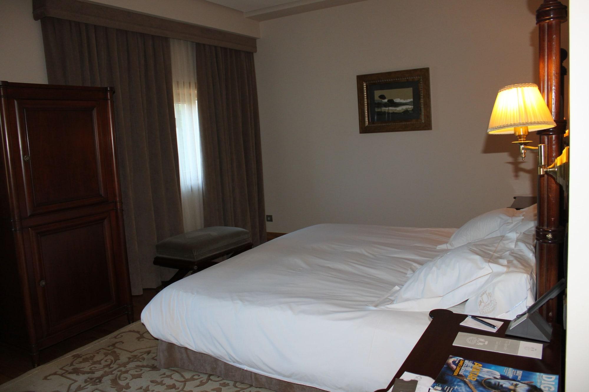 Pazo Los Escudos Hotel Spa & Resort วิโก ภายนอก รูปภาพ A bedroom at the hotel