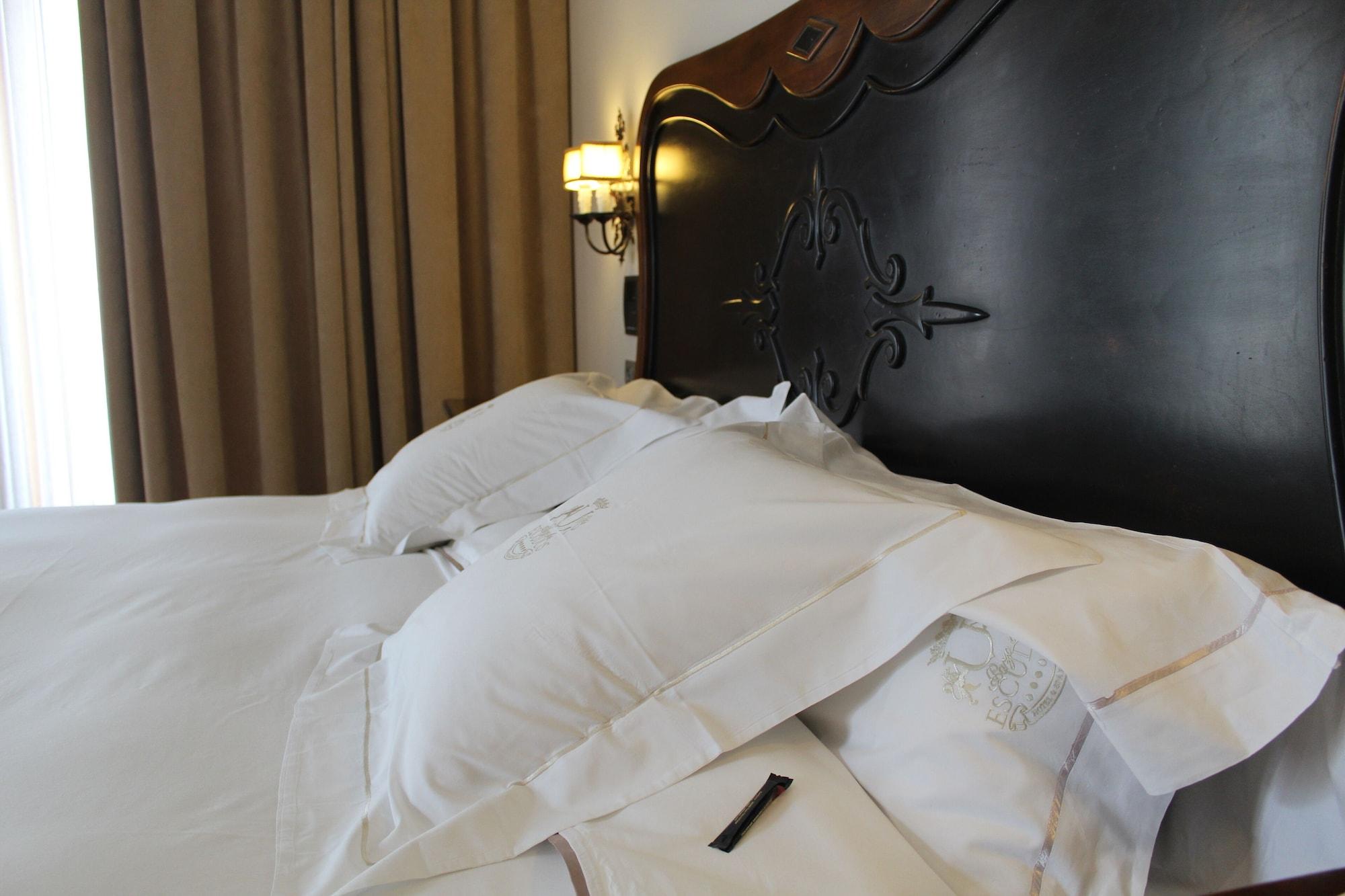 Pazo Los Escudos Hotel Spa & Resort วิโก ภายนอก รูปภาพ A bed with a duvet