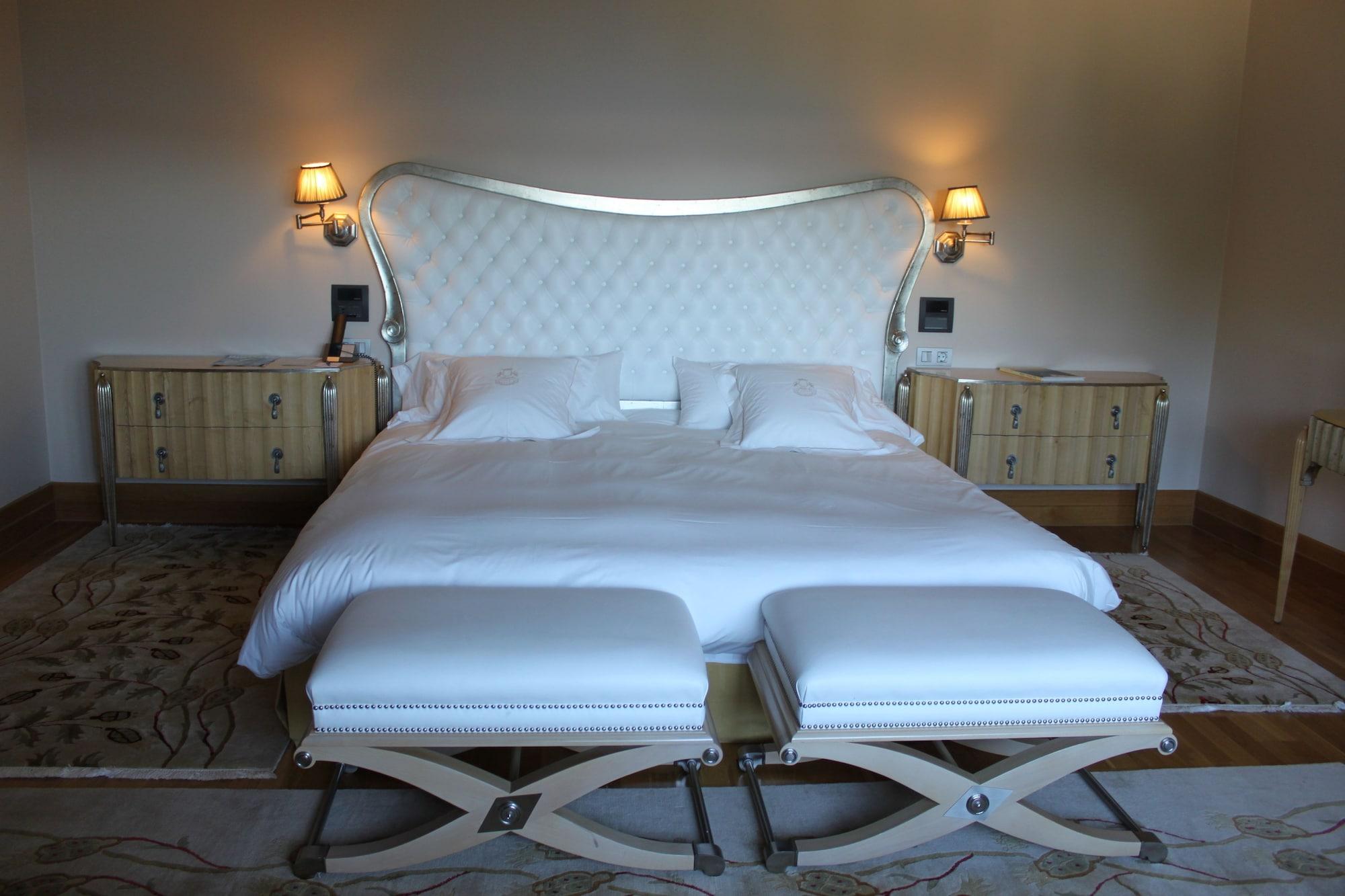Pazo Los Escudos Hotel Spa & Resort วิโก ภายนอก รูปภาพ A bed