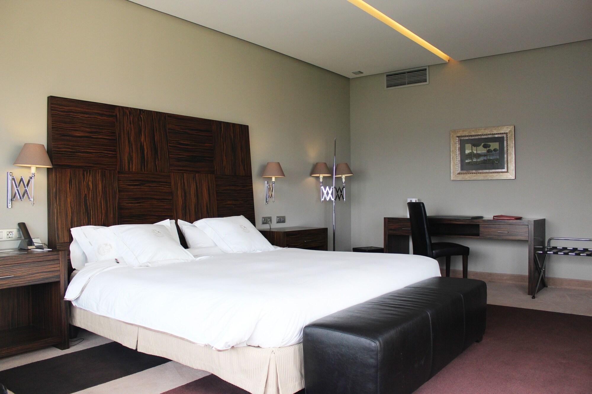 Pazo Los Escudos Hotel Spa & Resort วิโก ภายนอก รูปภาพ A room at the hotel