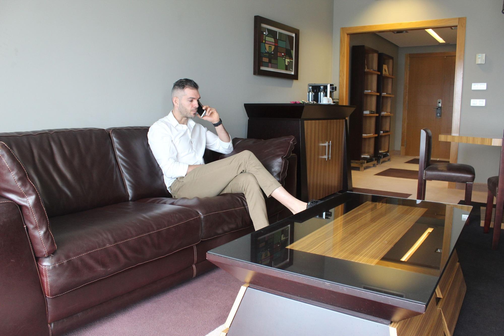 Pazo Los Escudos Hotel Spa & Resort วิโก ภายนอก รูปภาพ A man sitting on a sofa