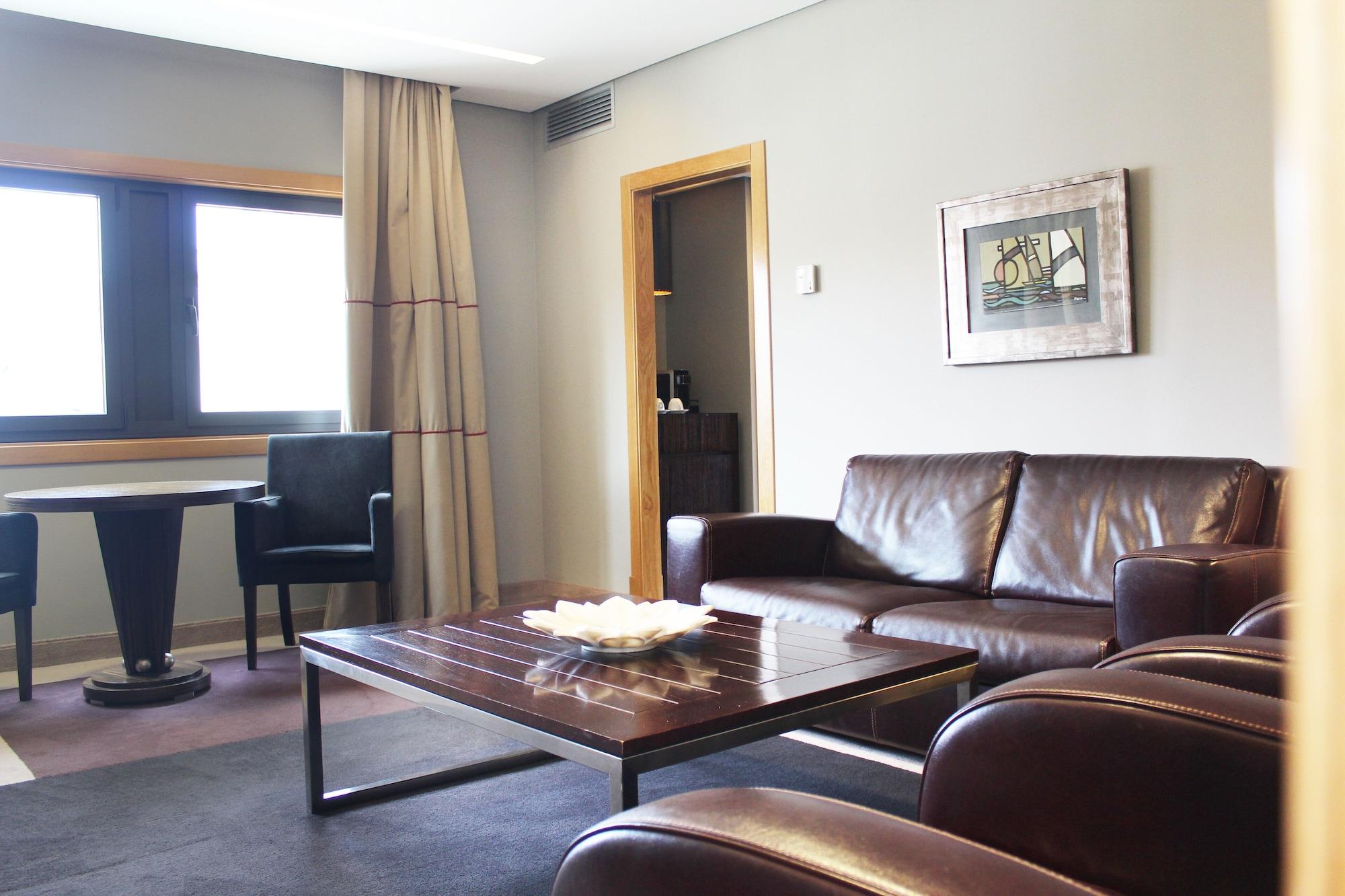 Pazo Los Escudos Hotel Spa & Resort วิโก ภายนอก รูปภาพ A living room in a hotel suite