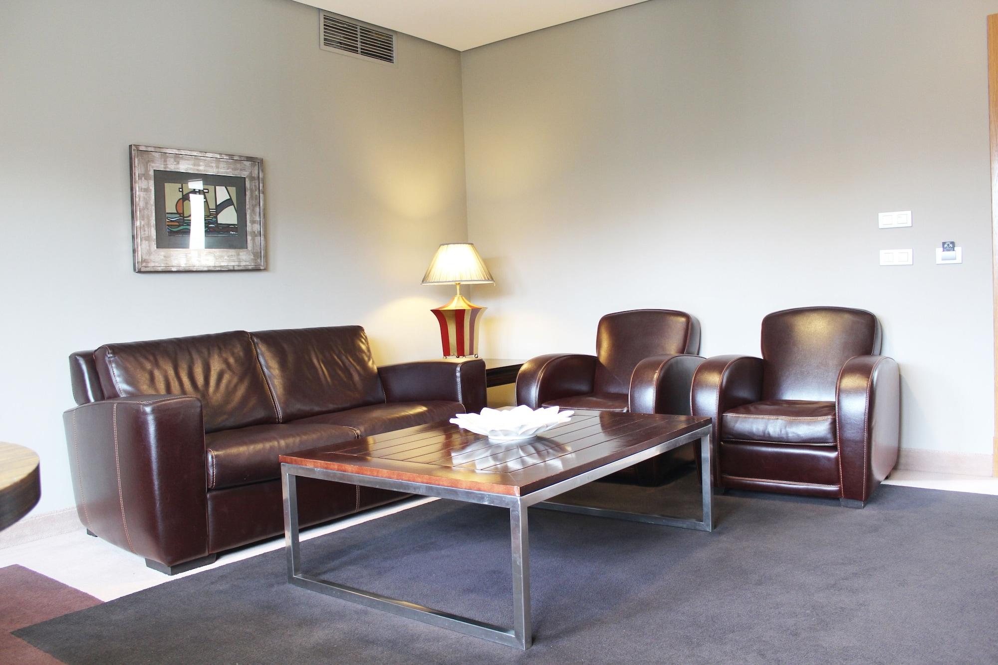 Pazo Los Escudos Hotel Spa & Resort วิโก ภายนอก รูปภาพ A living room with leather furniture