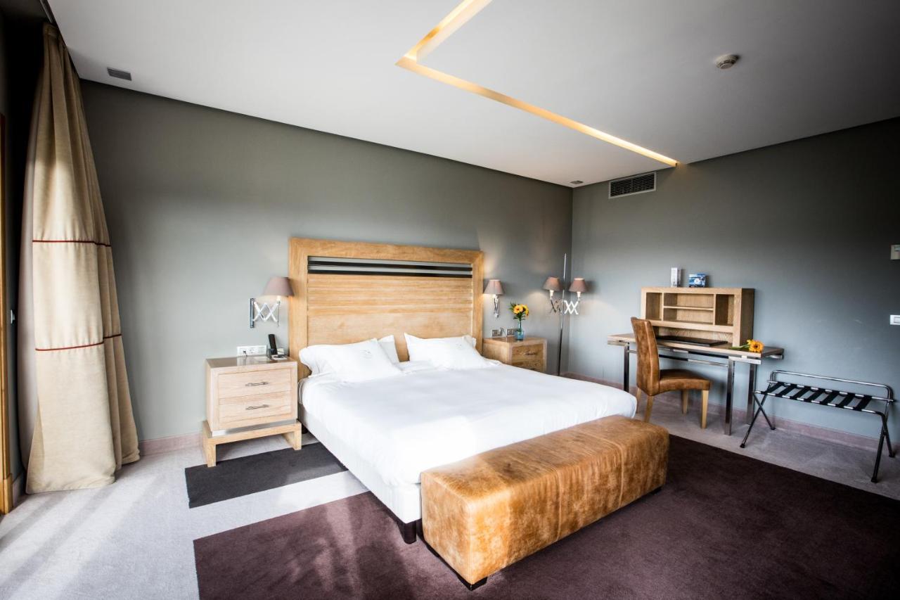 Pazo Los Escudos Hotel Spa & Resort วิโก ภายนอก รูปภาพ A room at the hotel