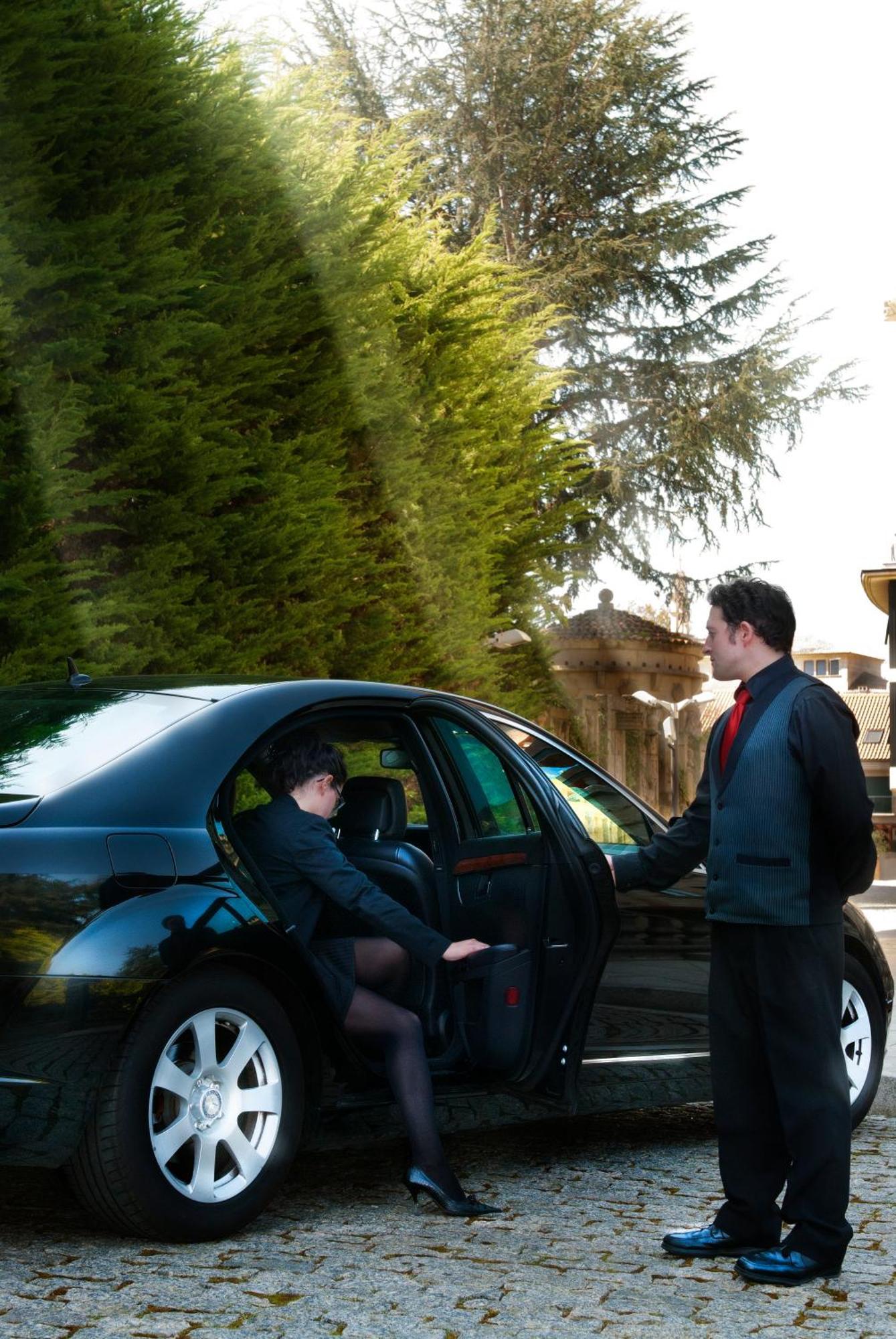 Pazo Los Escudos Hotel Spa & Resort วิโก ภายนอก รูปภาพ A chauffeur opening the car door for a passenger