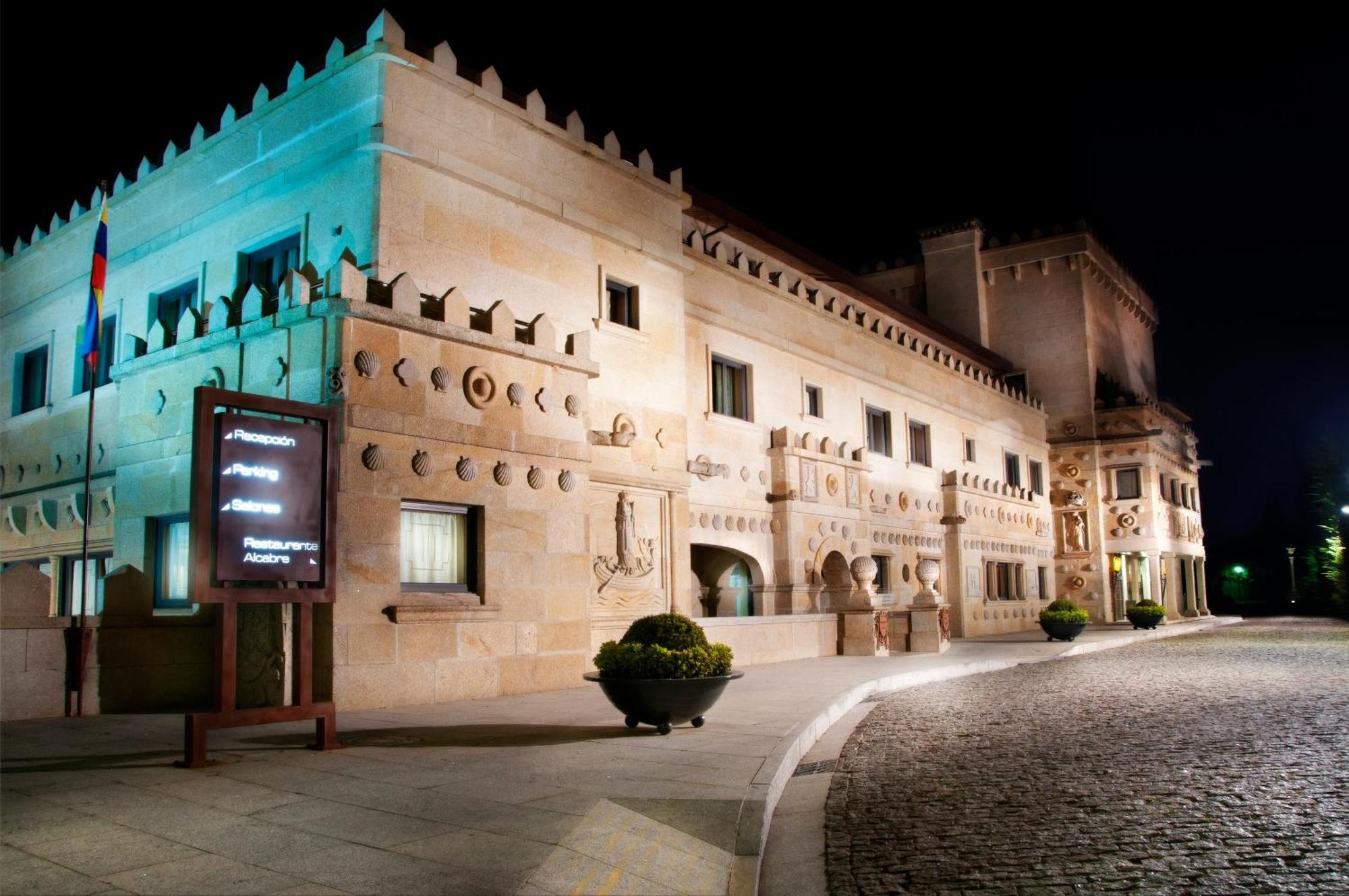 Pazo Los Escudos Hotel Spa & Resort วิโก ภายนอก รูปภาพ The Palace of the Dukes of Alba, the seat of the government of the Community of Madrid.