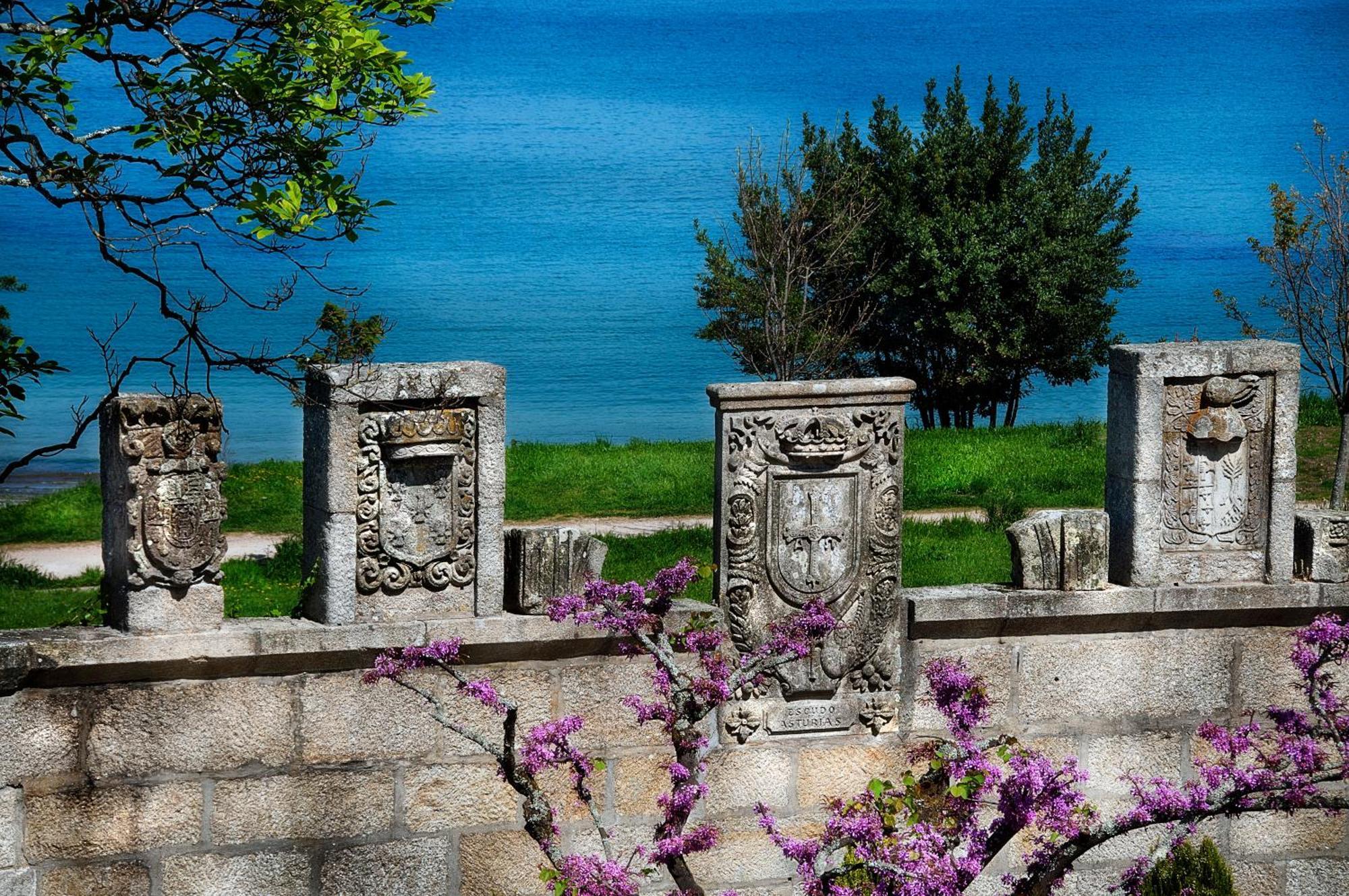 Pazo Los Escudos Hotel Spa & Resort วิโก ภายนอก รูปภาพ The four columns of the temple